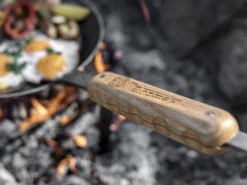 Petromax Houten Handvat Voor Smeedijzeren Pan -Big Green Egg Winkel petromax houten handvat voor smeedijzeren pan 3